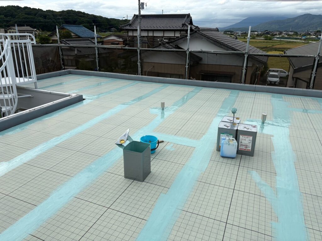 自着シートのジョイント部に防水処理<br />
（メッシュシート貼り→防水処理）